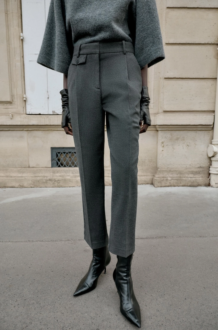 Прямые брюки с линиями вытачек