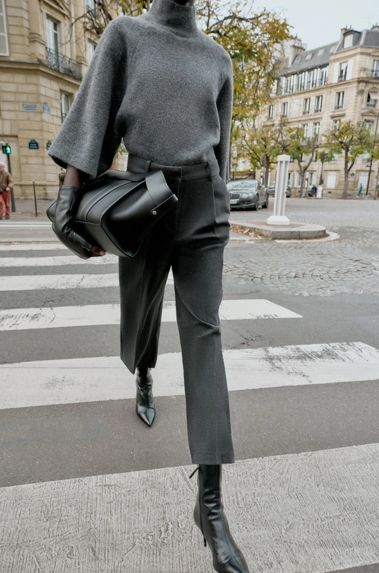 Прямые брюки с линиями вытачек