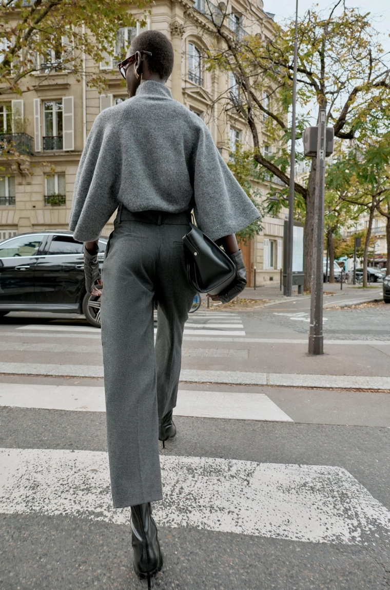 Прямые брюки с линиями вытачек