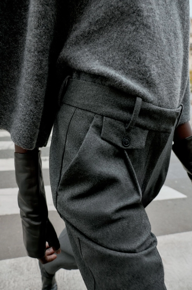 Прямые брюки с линиями вытачек