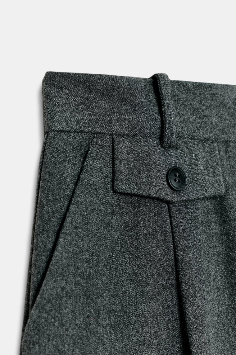 Прямые брюки с линиями вытачек