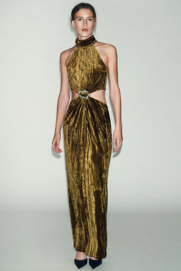 Платье с вырезом и деталями из драгоценных камней