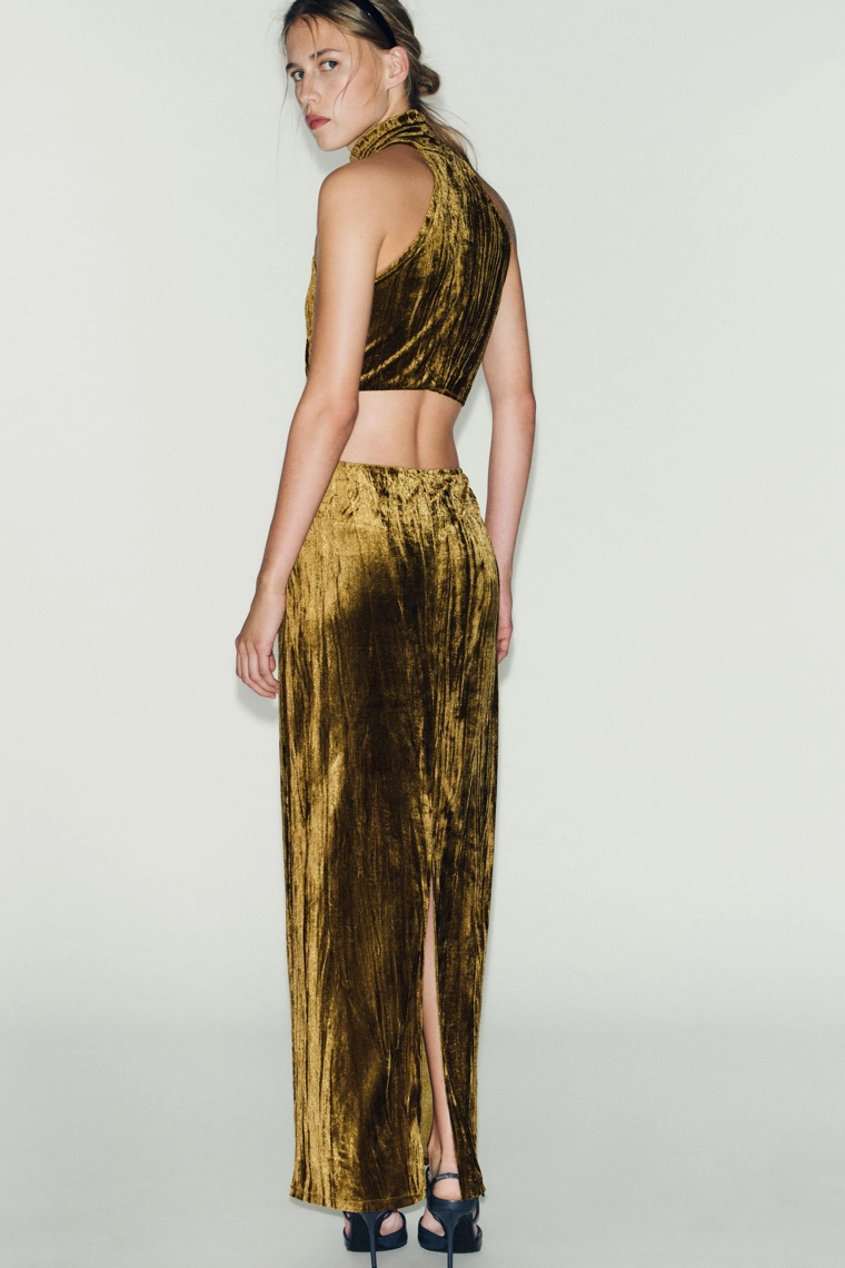 Платье с вырезом и деталями из драгоценных камней