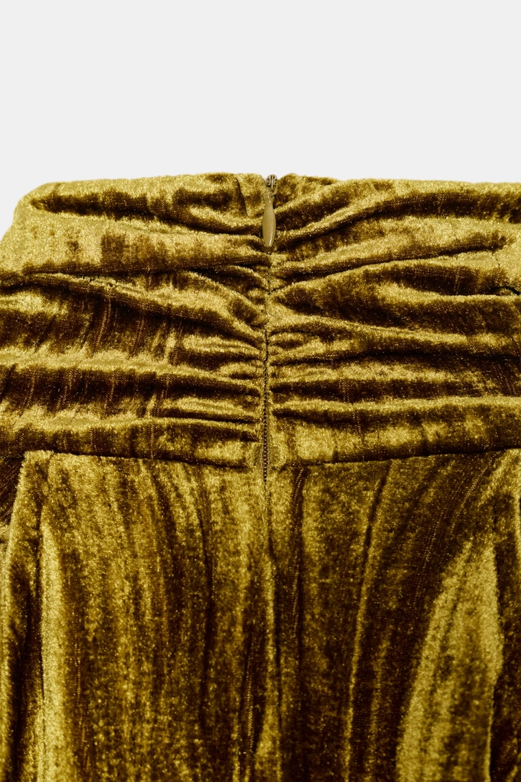 Платье с вырезом и деталями из драгоценных камней