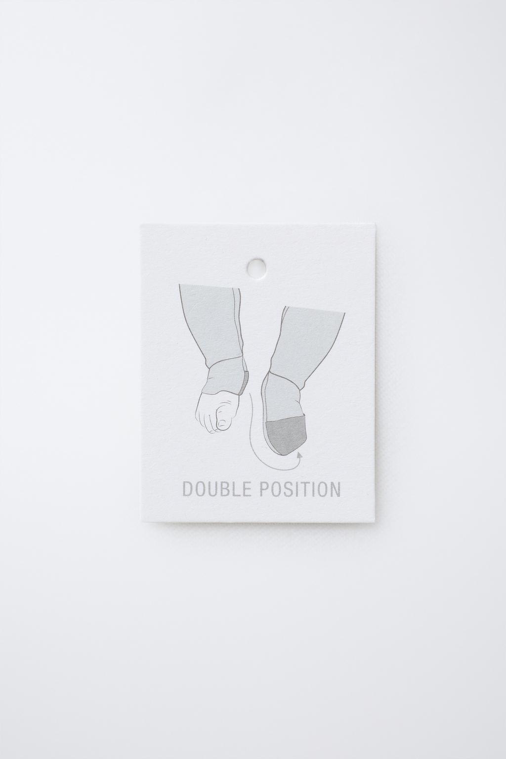 КОМБИНЕЗОН С РЕГУЛИРУЕМЫМИ ШТАНИНАМИ И V-ОБРАЗНЫМ ВЫРЕЗОМ