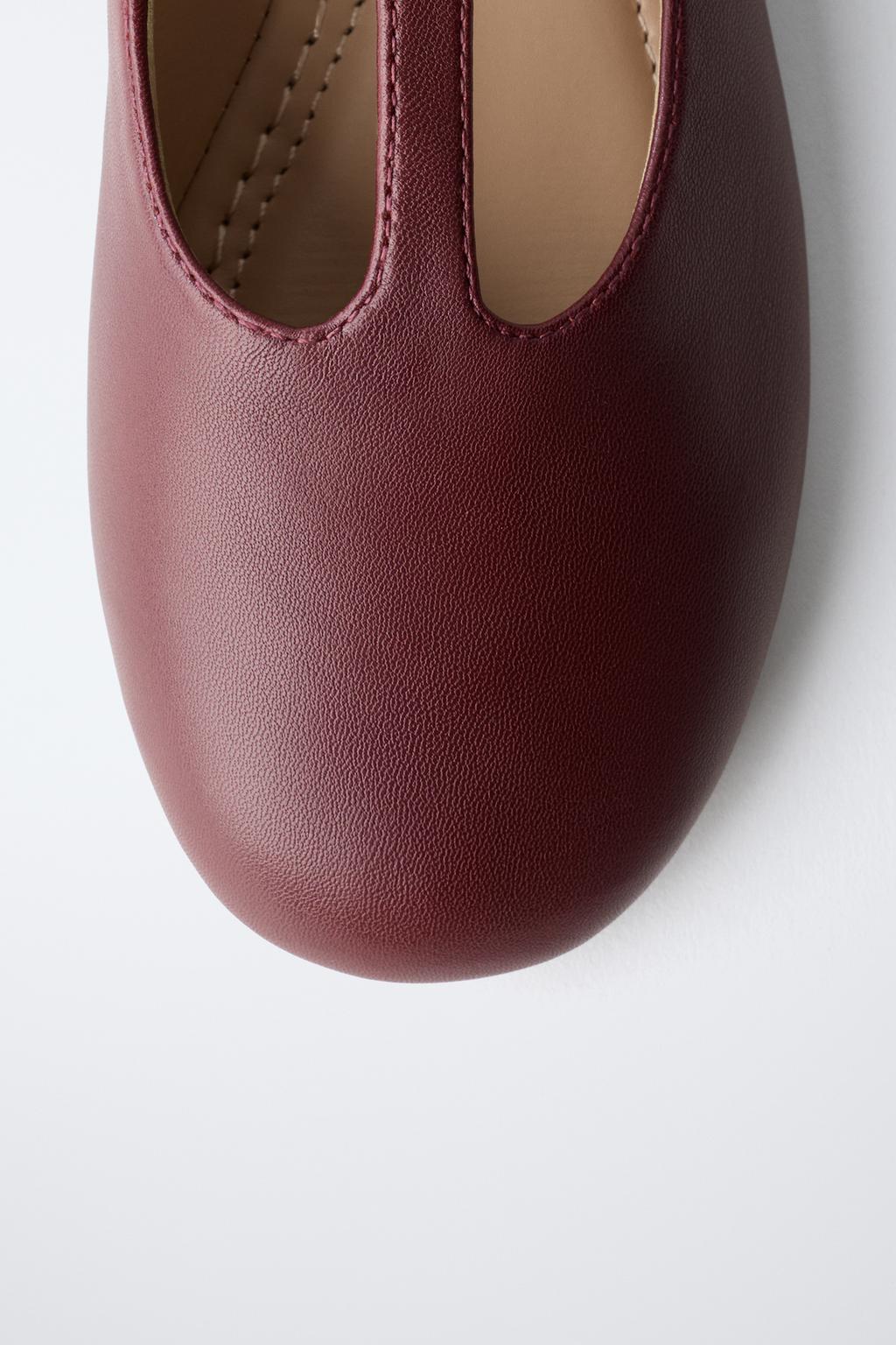 КОЖАНЫЕ БАЛЕТКИ С РЕМЕШКОМ В ВИДЕ БУКВЫ Т