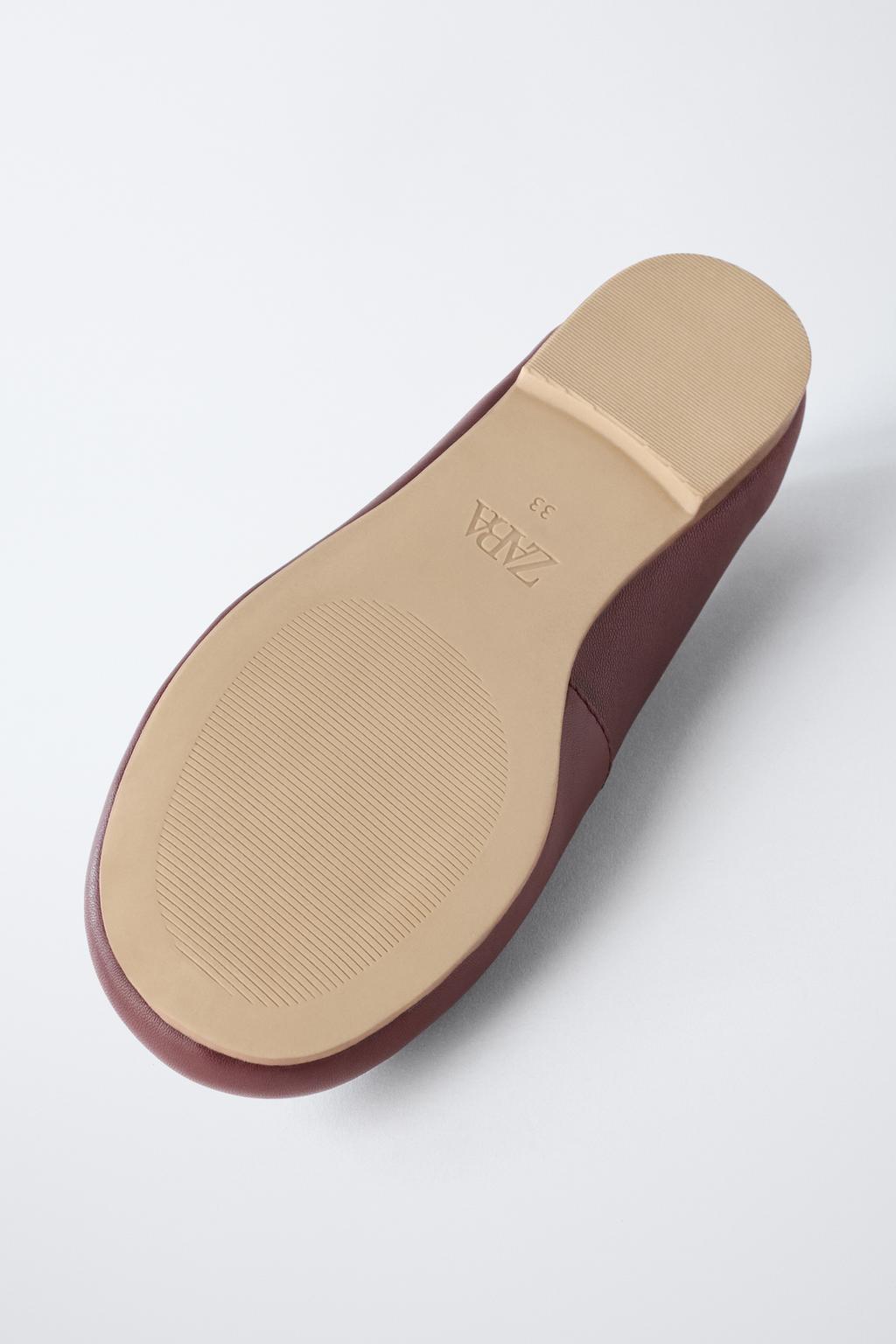 КОЖАНЫЕ БАЛЕТКИ С РЕМЕШКОМ В ВИДЕ БУКВЫ Т