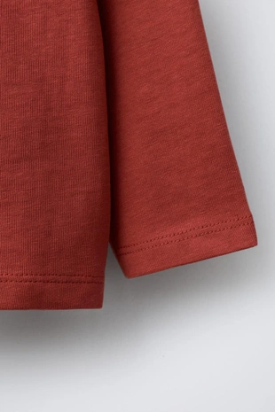 Футболка с контрастными деталями и надписью