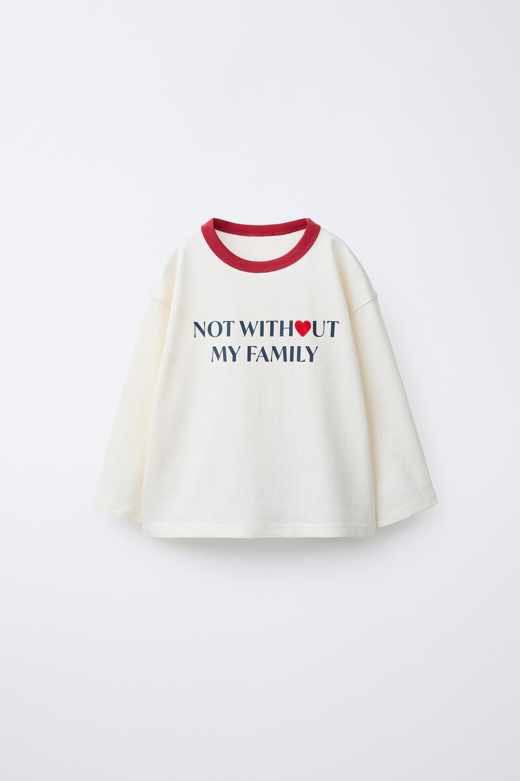 ФУТБОЛКА С КОНТРАСТНЫМИ ДЕТАЛЯМИ И НАДПИСЬЮ