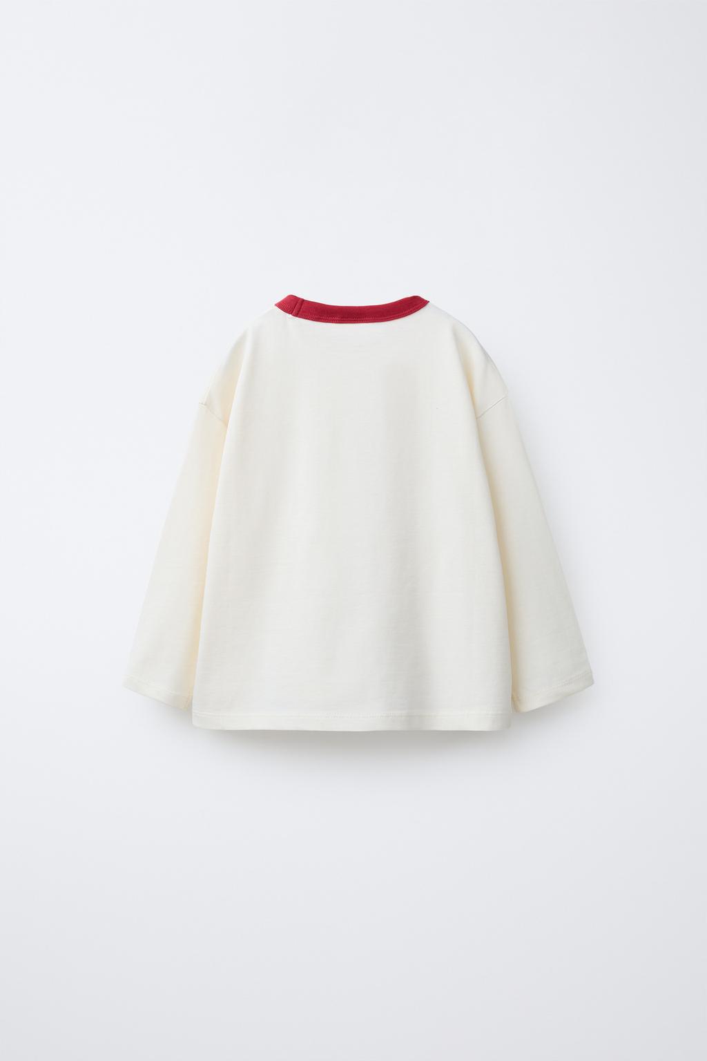 ФУТБОЛКА С КОНТРАСТНЫМИ ДЕТАЛЯМИ И НАДПИСЬЮ