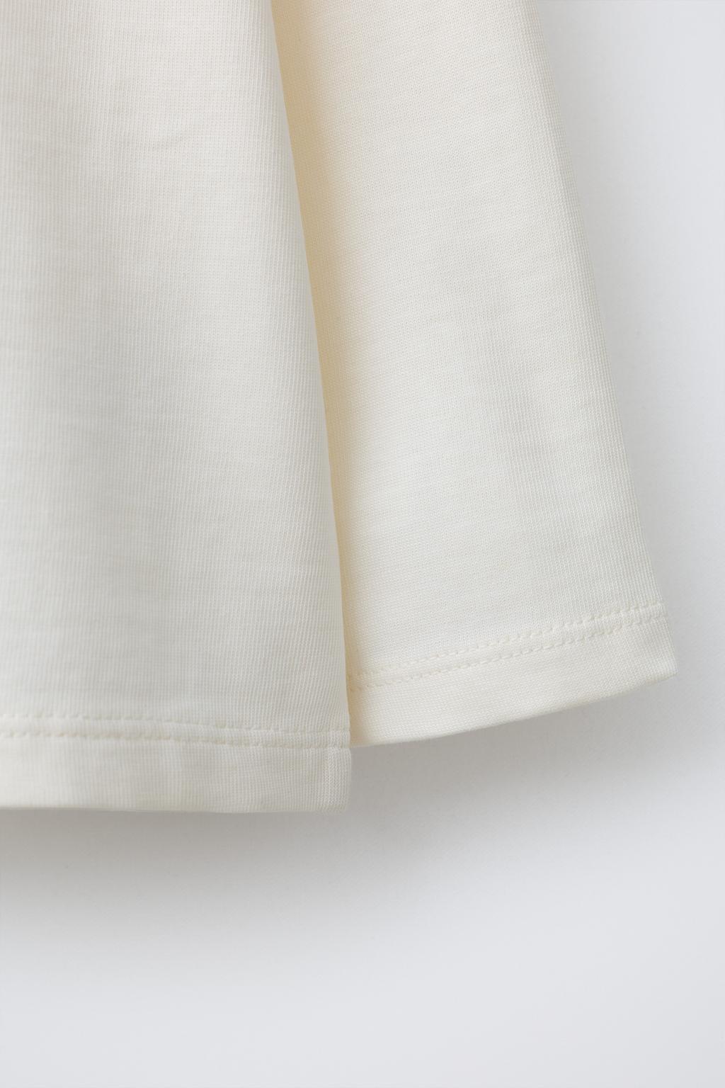 ФУТБОЛКА С КОНТРАСТНЫМИ ДЕТАЛЯМИ И НАДПИСЬЮ