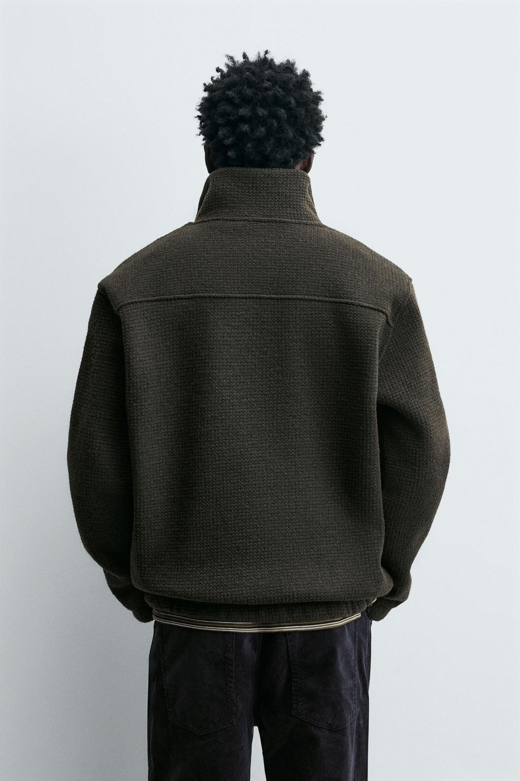 ТОЛСТОВКА С ВОРОТНИКОМ НА МОЛНИИ И СТРУКТУРОЙ