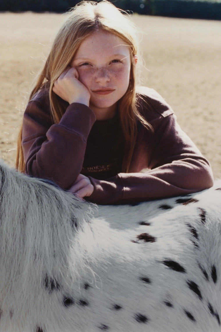 Свитшот с принтом на поднятом тексте
