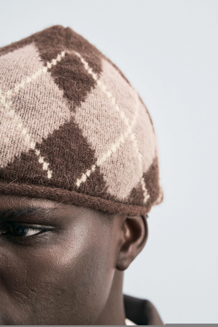 Шапка с жаккардовым узором аргайл