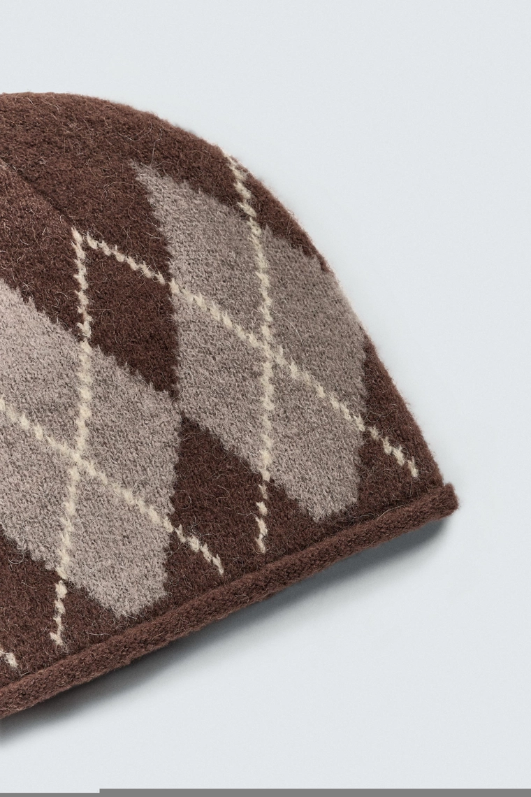Шапка с жаккардовым узором аргайл