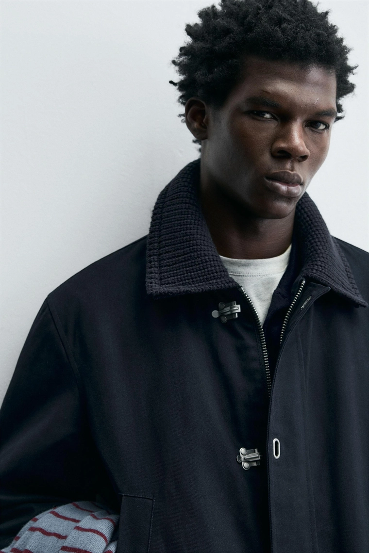 Куртка с застежкой на металлические застежки и контрастным воротником