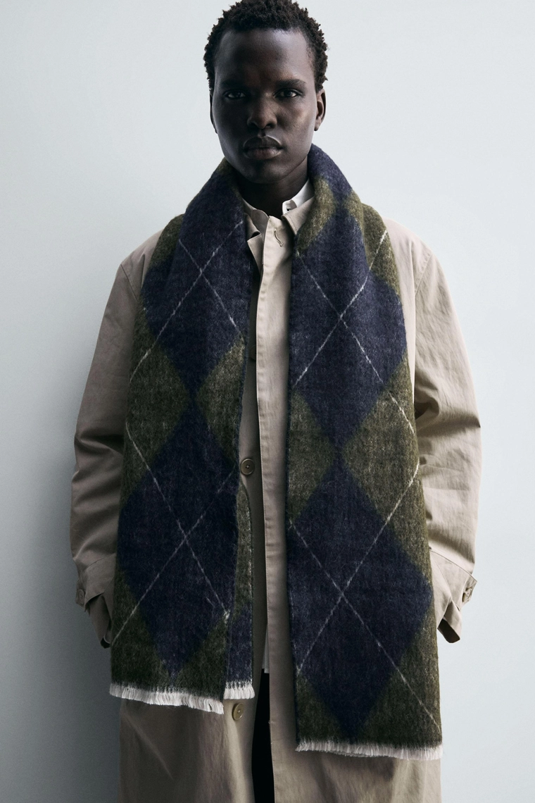 Шарф с жаккардовым узором золотой лилии