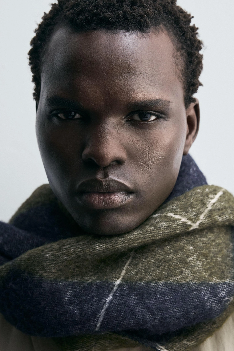 Шарф с жаккардовым узором золотой лилии