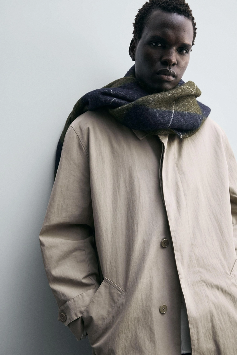 Шарф с жаккардовым узором золотой лилии