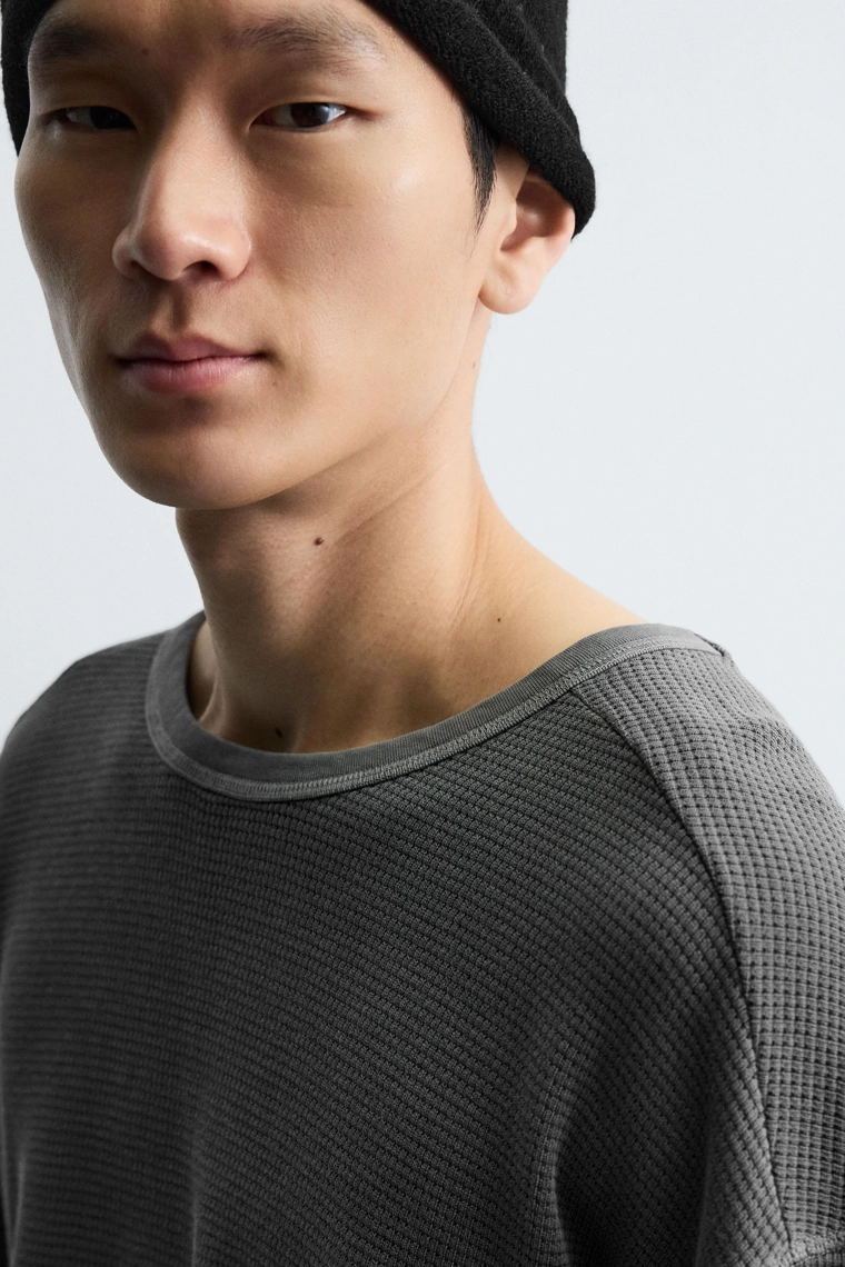 Футболка из мятого вафельного трикотажа