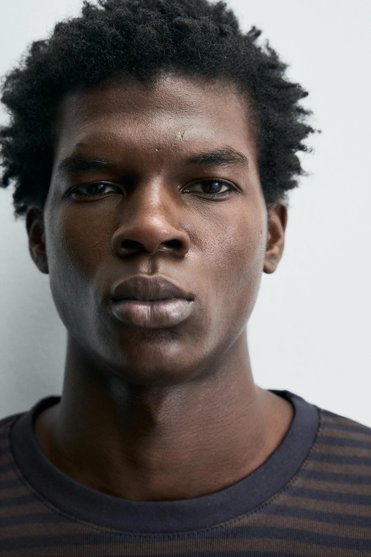 Полосатая футболка с контрастными деталями