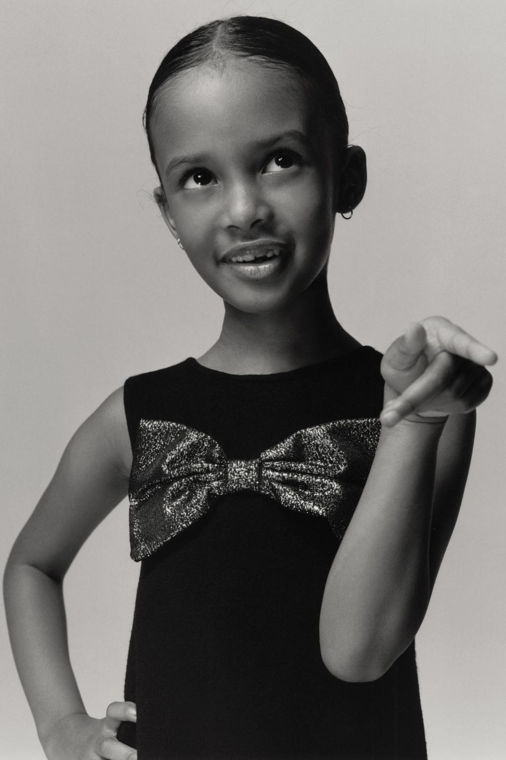 ТРИКОТАЖНОЕ ПЛАТЬЕ С БЛЕСТЯЩИМ БАНТОМ