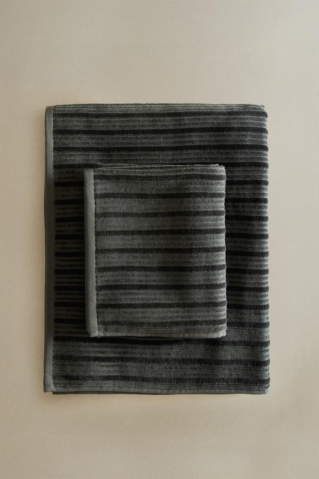 Велюровое полотенце с текстурным полосатым узором