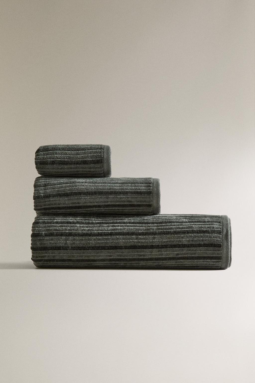 Велюровое полотенце с текстурным полосатым узором