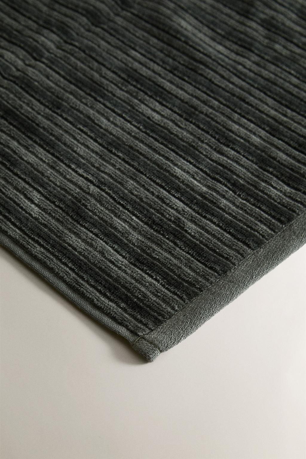 Велюровое полотенце с текстурным полосатым узором