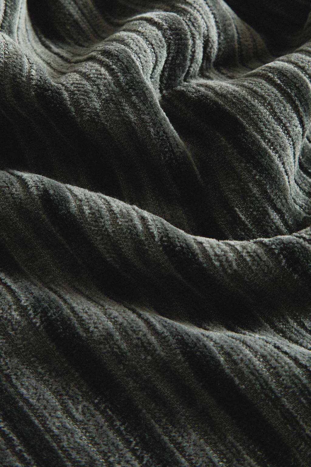 Велюровое полотенце с текстурным полосатым узором