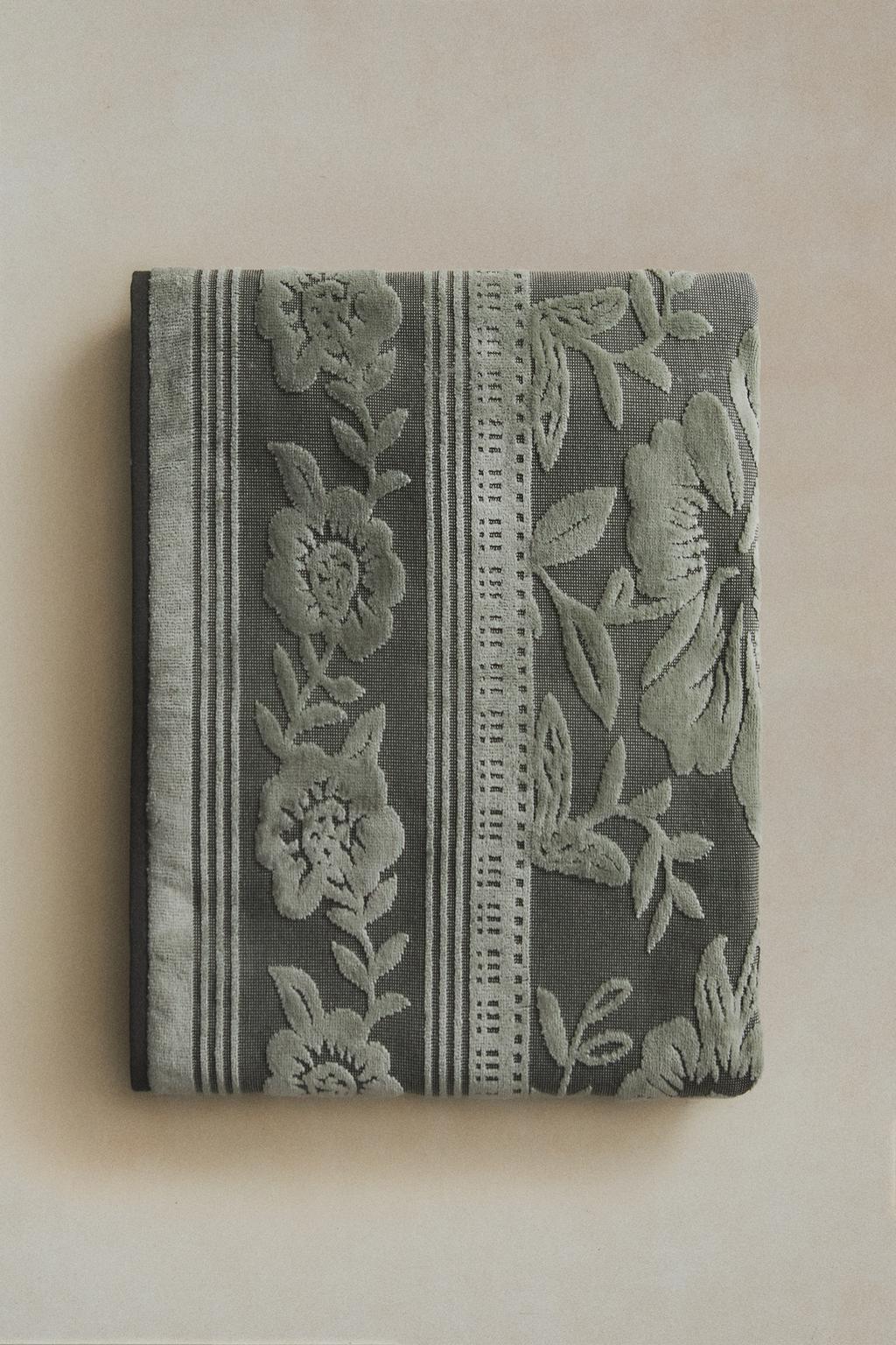 Велюровое полотенце с жаккардовым узором