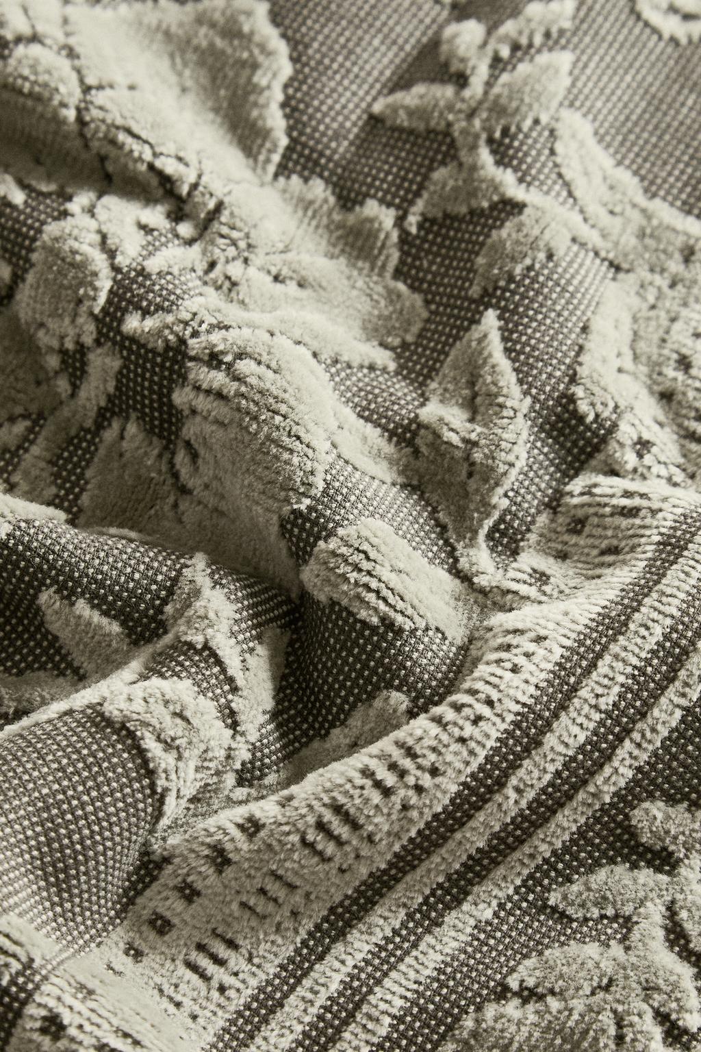 Велюровое полотенце с жаккардовым узором