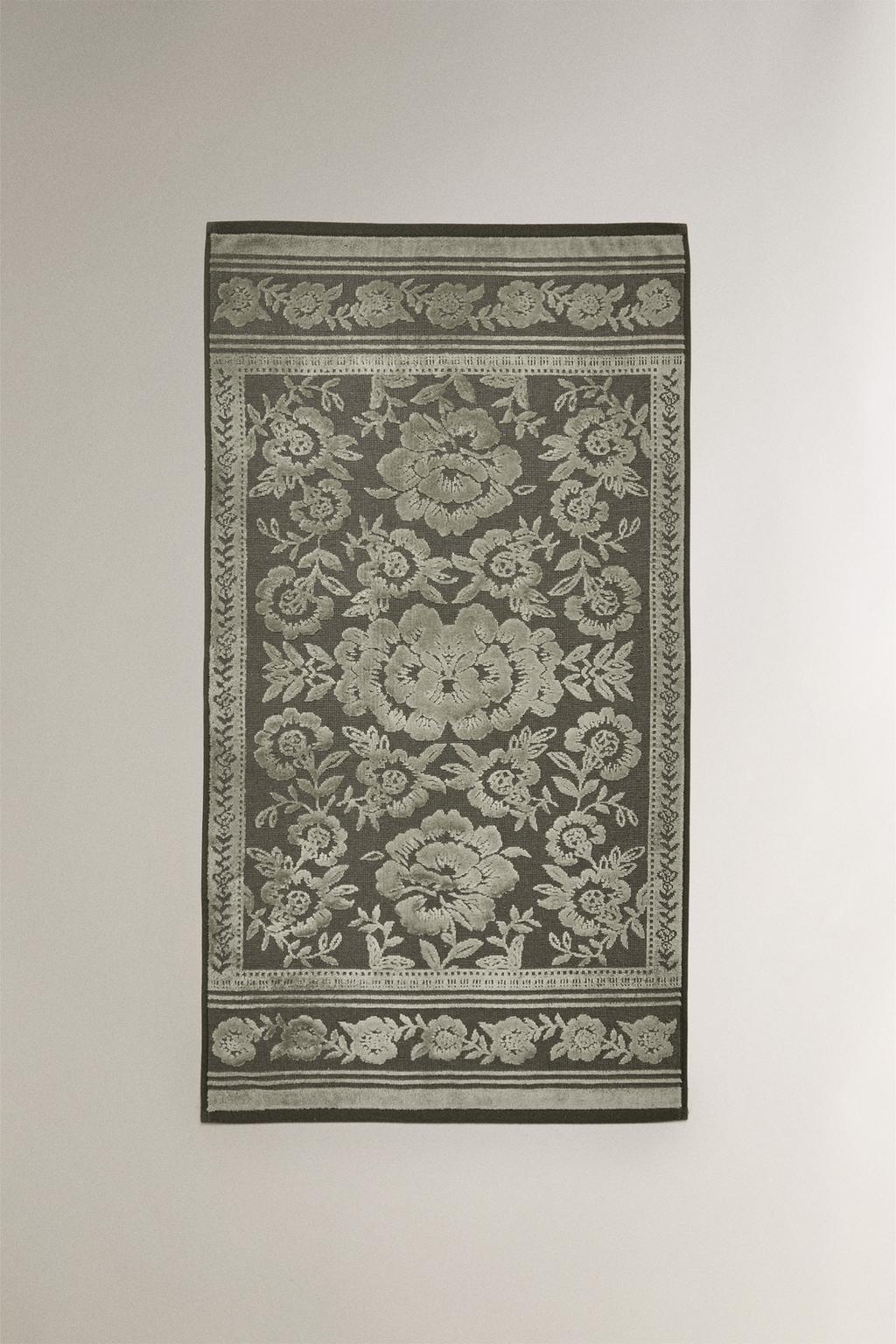 Велюровое полотенце с жаккардовым узором