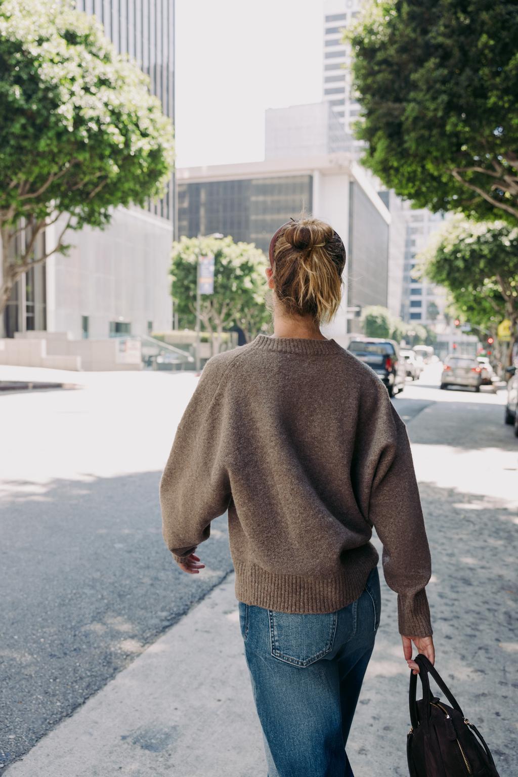 МЯГКИЙ ТРИКОТАЖНЫЙ ДЖЕМПЕР С V-ОБРАЗНЫМ ВЫРЕЗОМ