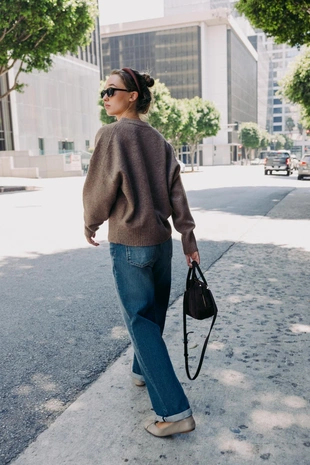 Мягкий трикотажный джемпер с V-образным вырезом- Заказать в России