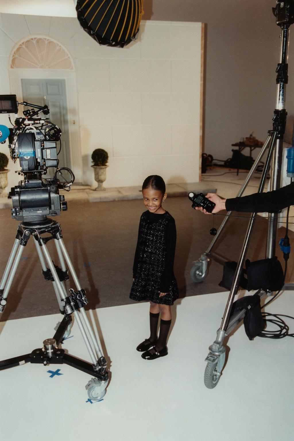 ТРИКОТАЖНОЕ ПЛАТЬЕ С БЛЕСТКАМИ И БАРХАТНЫМИ БАНТАМИ