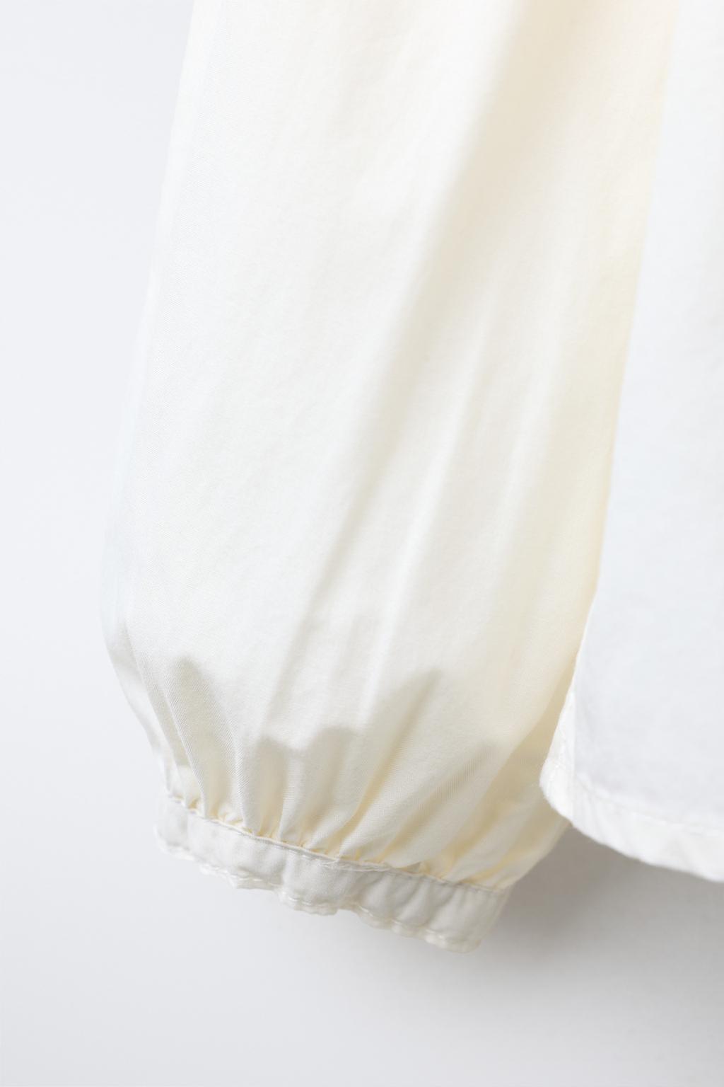 БЛУЗА С БОЛЬШИМ ОТЛОЖНЫМ ВОРОТНИКОМ И ВЫШИВКОЙ