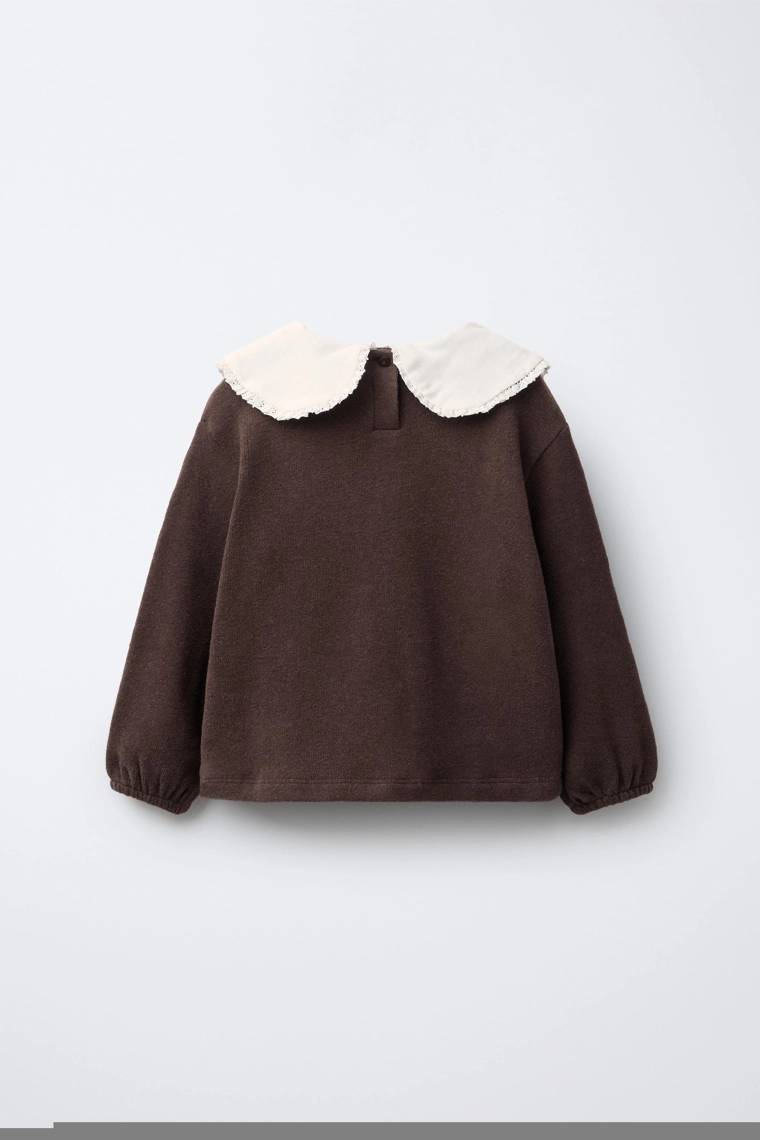 Футболка с отделкой кружевным воротником и вышивкой