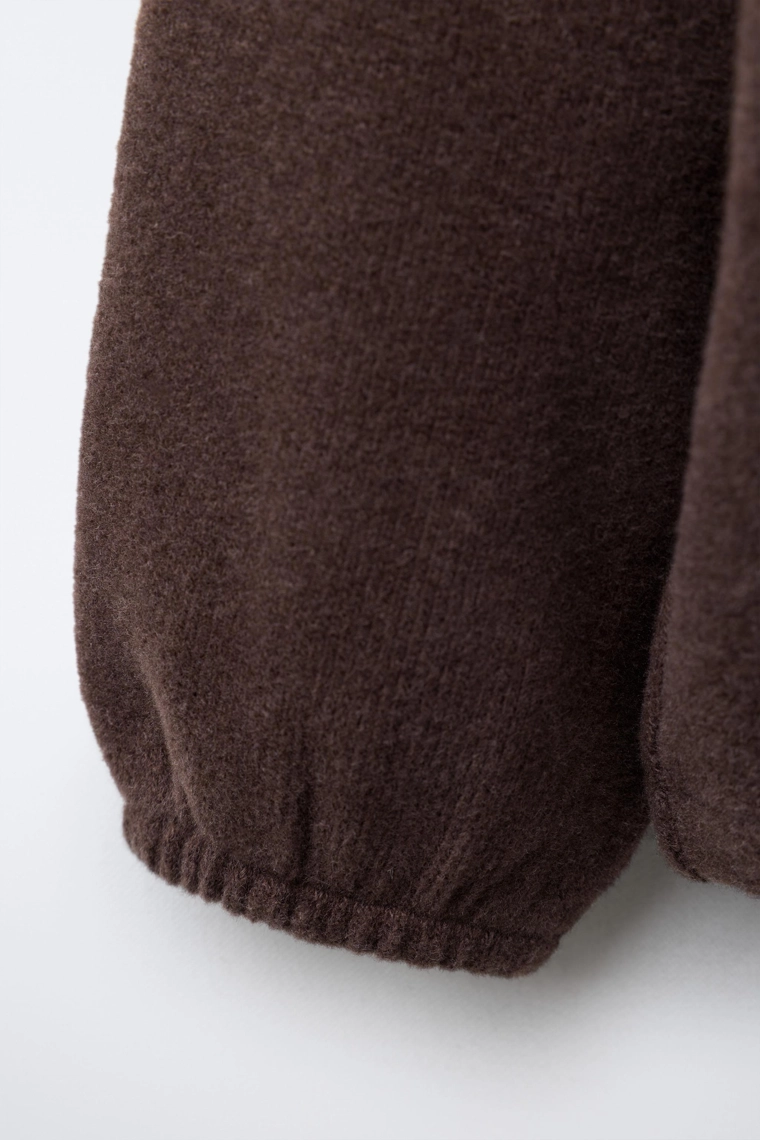 Футболка с отделкой кружевным воротником и вышивкой