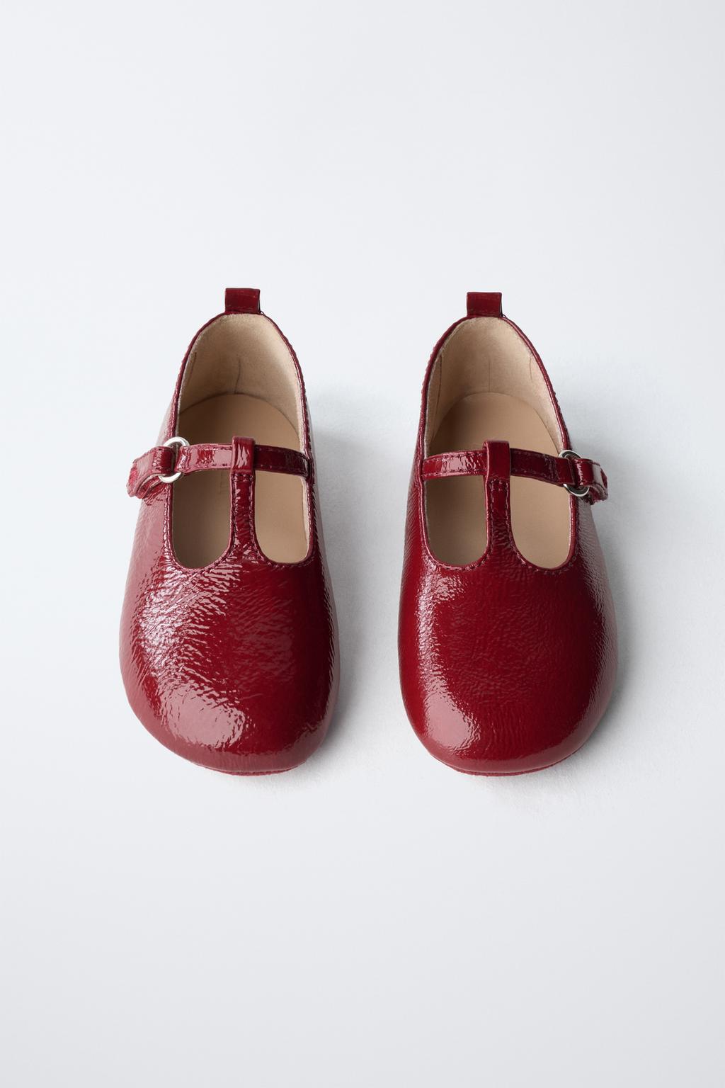 Туфли балетки с застежкой t-образной лентой и лаковым покрытием