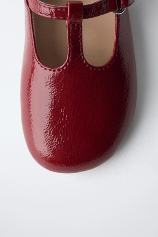 Туфли балетки с застежкой T-образной лентой и лаковым покрытием- Заказать в России