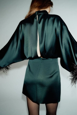 Короткое атласное платье с перьями- Заказать в России