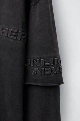 FADED-EFFECT T-SHIRT WITH DOUBLE SLEEVES AND RAISED SLOGAN- Заказать в России