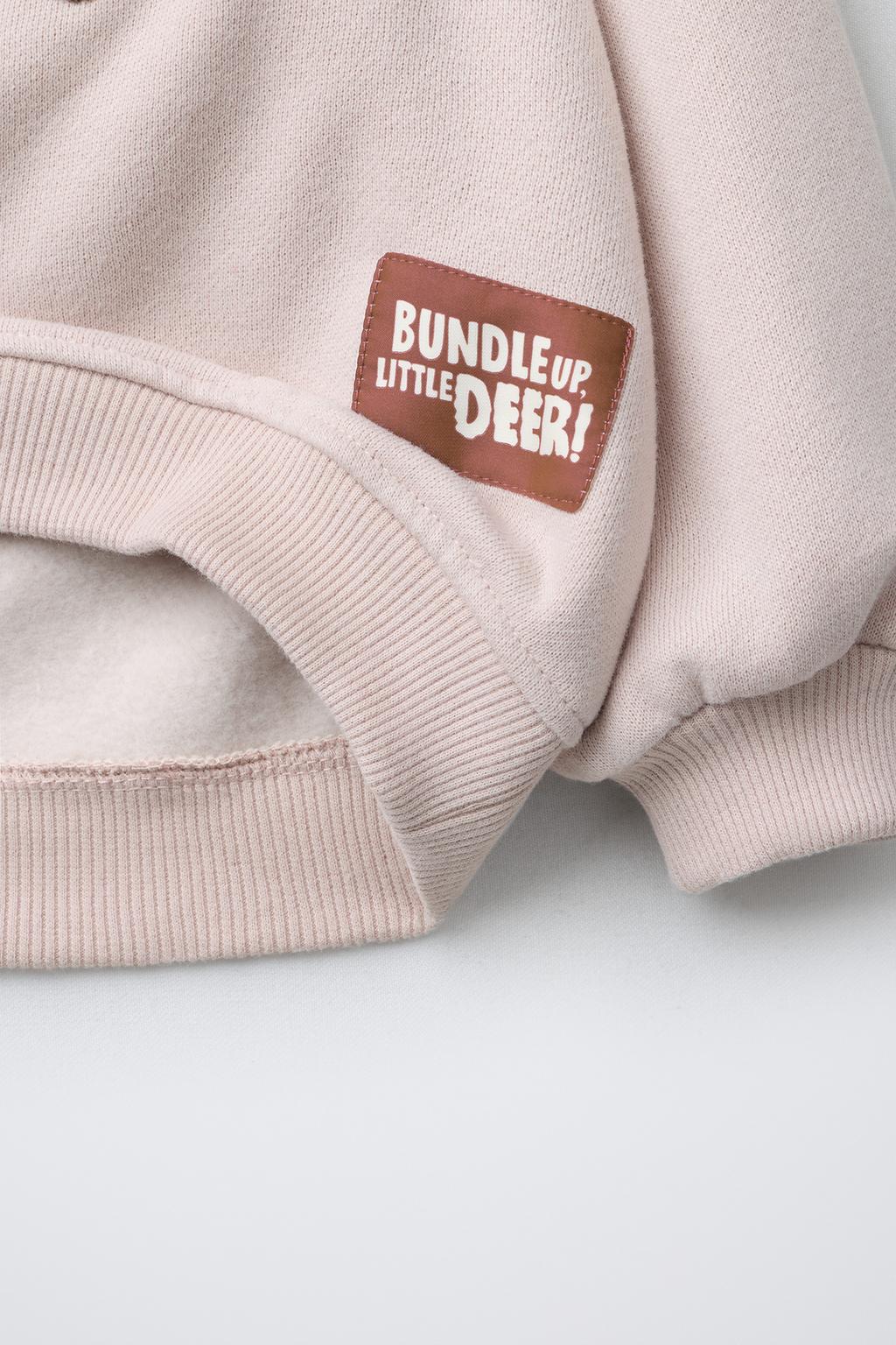 ТОЛСТОВКА С АППЛИКАЦИЕЙ ОЛЕНЯ ИЗ ИСКУССТВЕННОГО МЕХА