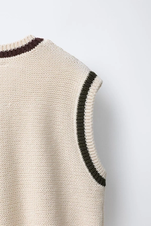 Вязаный жилет с косами- Заказать в России