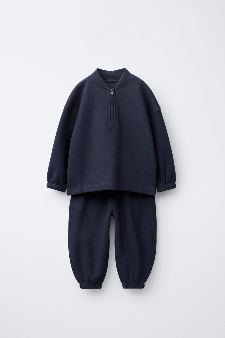 Костюм из толстовки и брюк