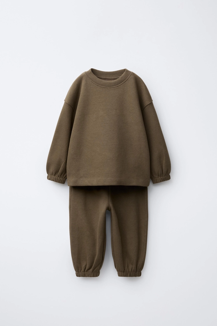 Костюм из толстовки и брюк