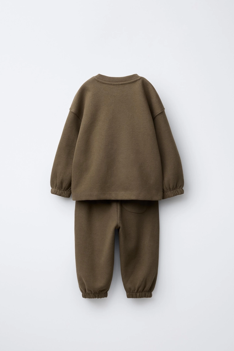 Костюм из толстовки и брюк