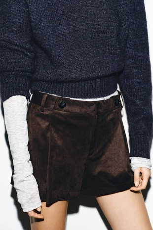 Шорты со складками и пуговицами