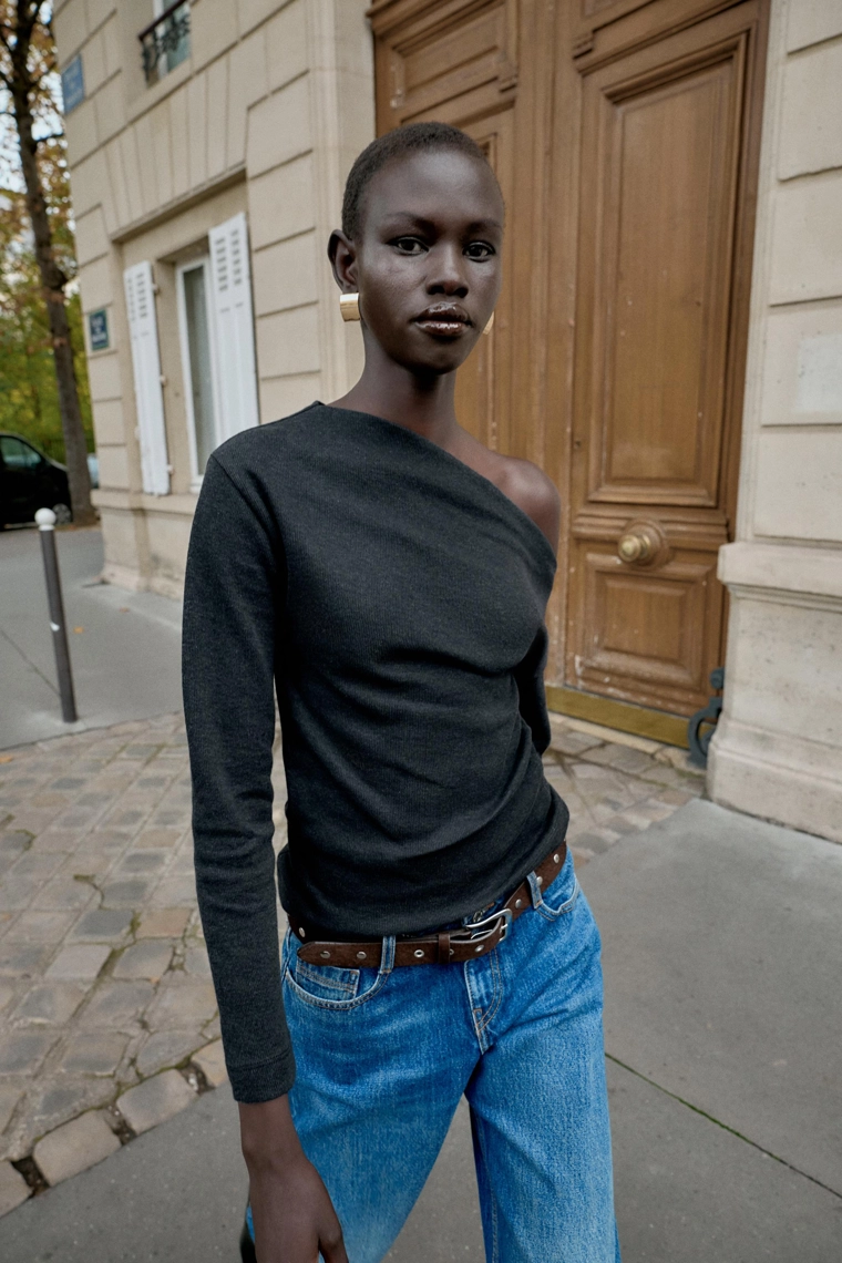 Топ с мягким прикосновением и асимметричным вырезом